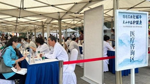 市民親手體驗制作香囊，醫(yī)院十年如一日提供大型中醫(yī)咨詢服務(wù)